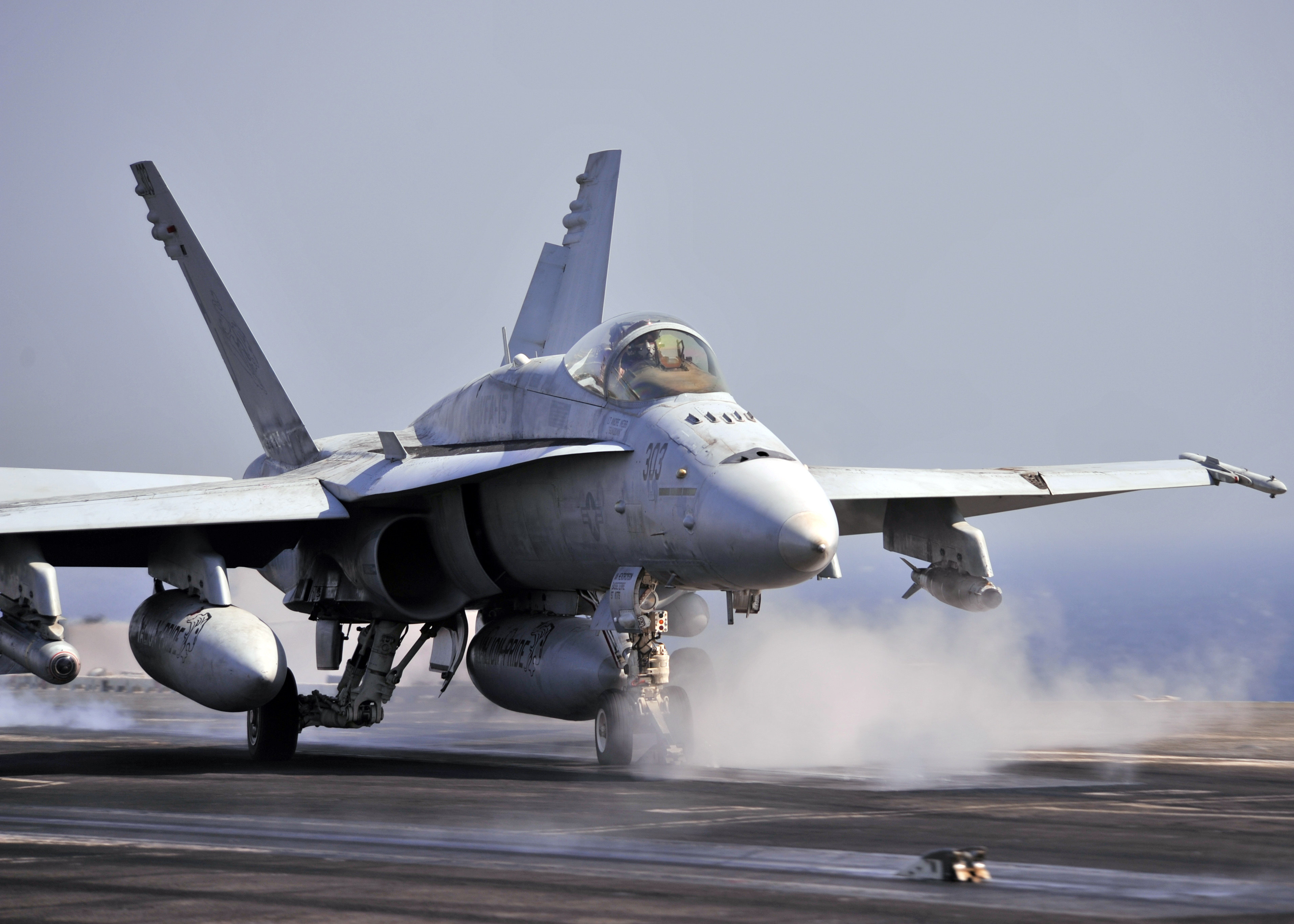 us-aboard-aircraft-carrier-launching-air-strikes-on-is-militants
