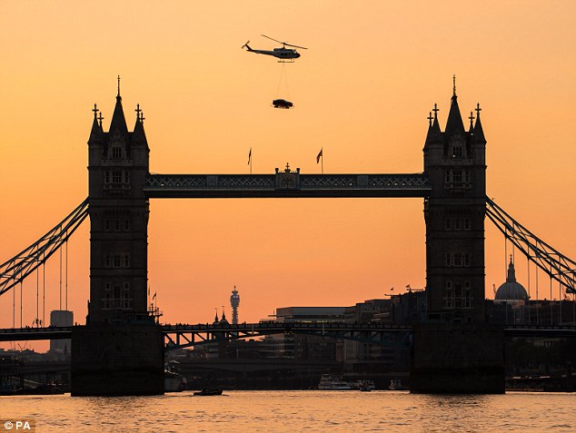 car-airlifted-over-london-by-helicopter