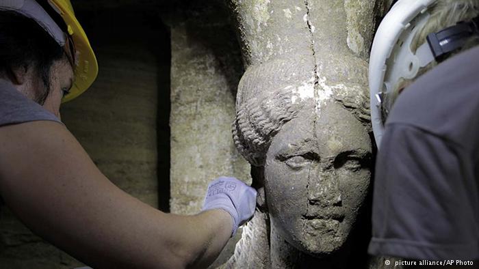 alexander-era-statues-found-in-a-tomb-discovered-in-greece