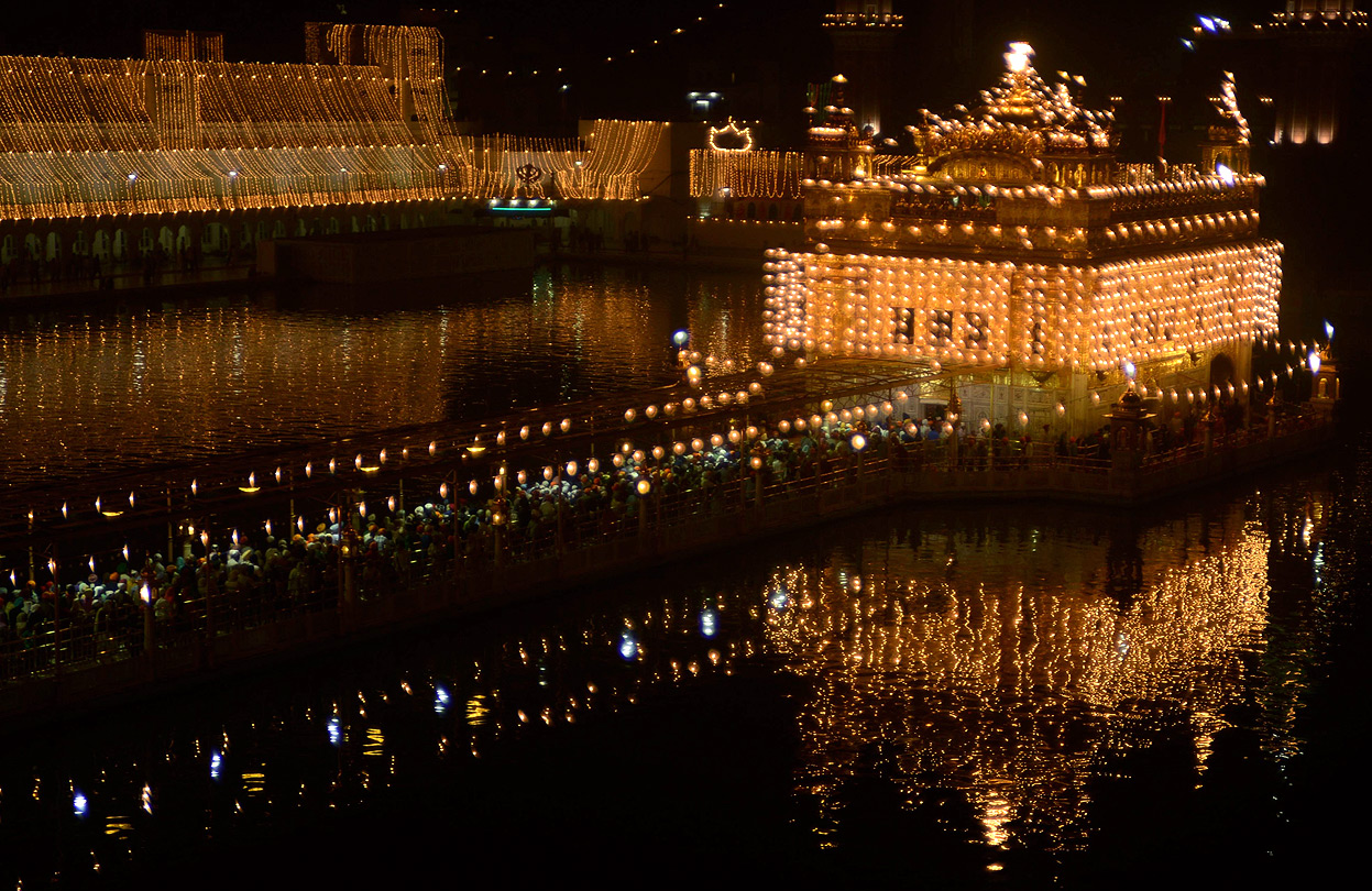 golden-temple-illuminated-excellently-for-diwali