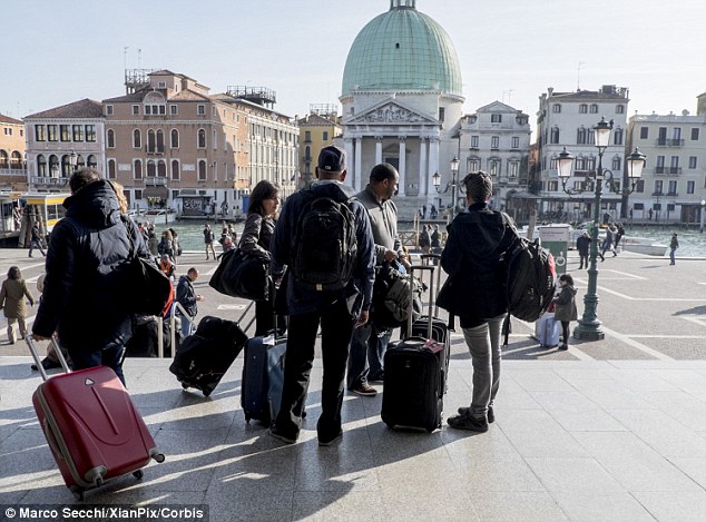 venice-government-is-thinking-to-ban-wheeled-suitcases