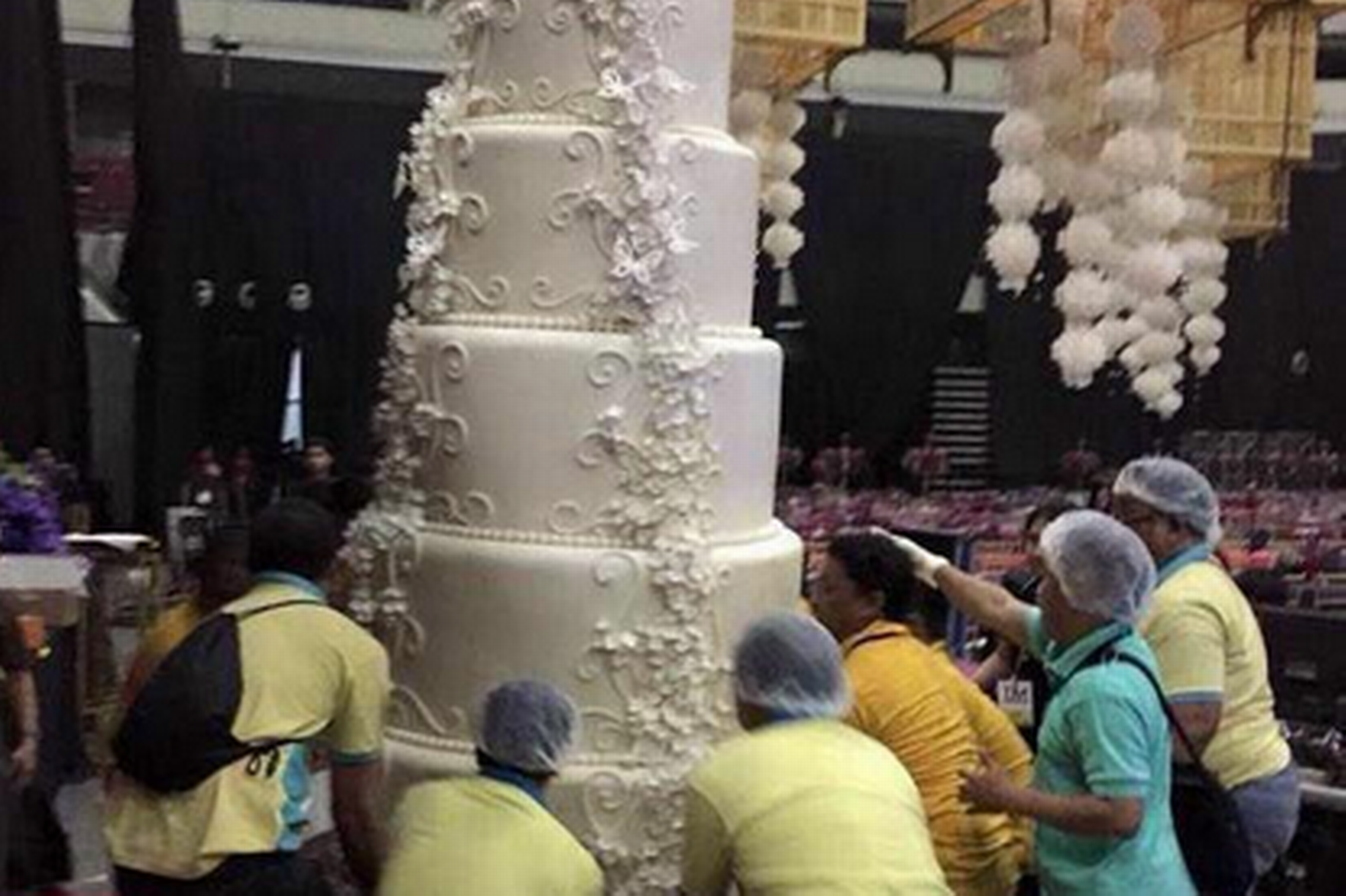 biggest-wedding-cake-in-the-world-is-twelve-feet-tall