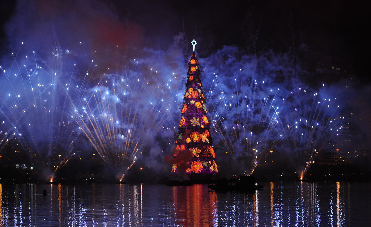 largest-ever-floating-christmas-tree-unveils-brazil