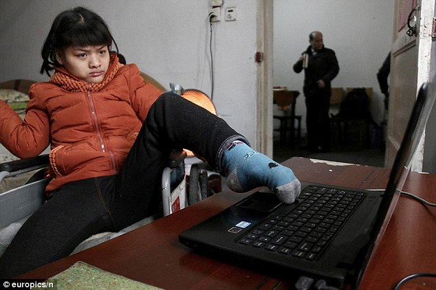 disabled-woman-writes-60000-word-novel-using-just-her-left-foot