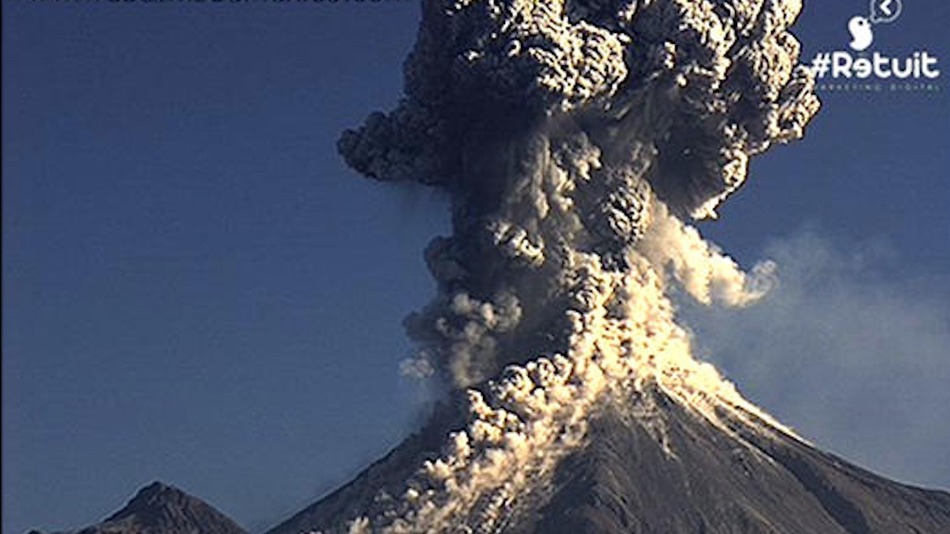 colima-volcano-in-mexico-erupts-in-a-fantastic-fashion