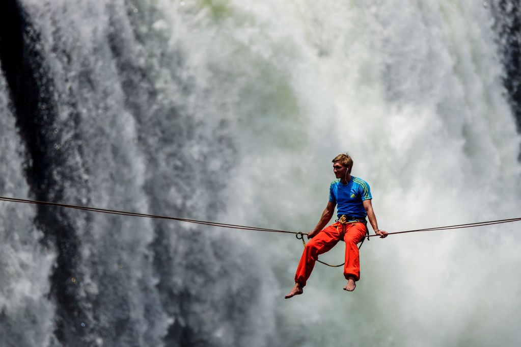young-man-moves-across-victoria-falls-using-ropes