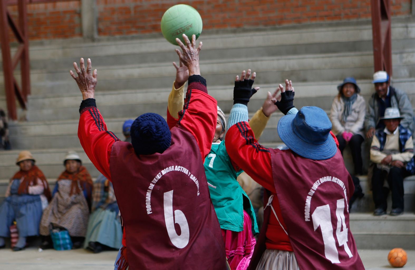 bolivian-grandmothers-play-handball-comfortably