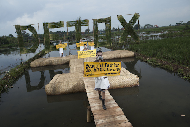 models-wear-gas-masks-to-highlight-environmental-pollution-in-indonesia