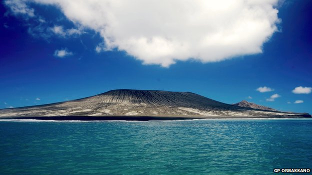 volcano-eruption-forms-new-island-in-south-pacific-ocean