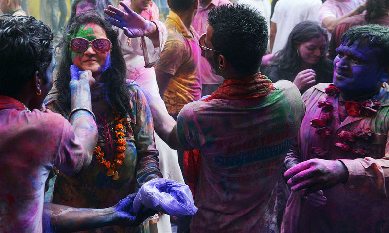 human-shield-to-protect-venues-of-holi-celebrations-in-pakistan