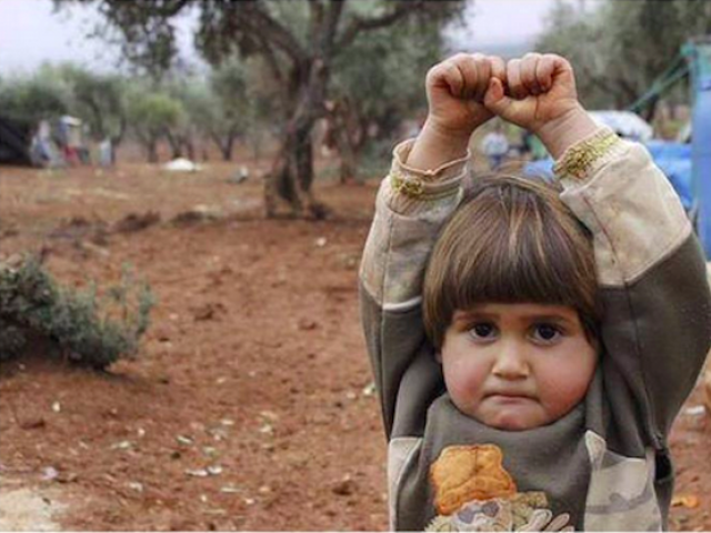 four-year-old-syrian-girl-surrenders-photographer-clicks-image