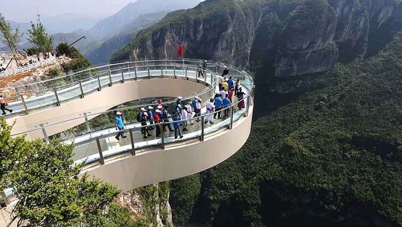 horseshoe-shaped-longest-cantilever-glass-walkway-openes-in-china
