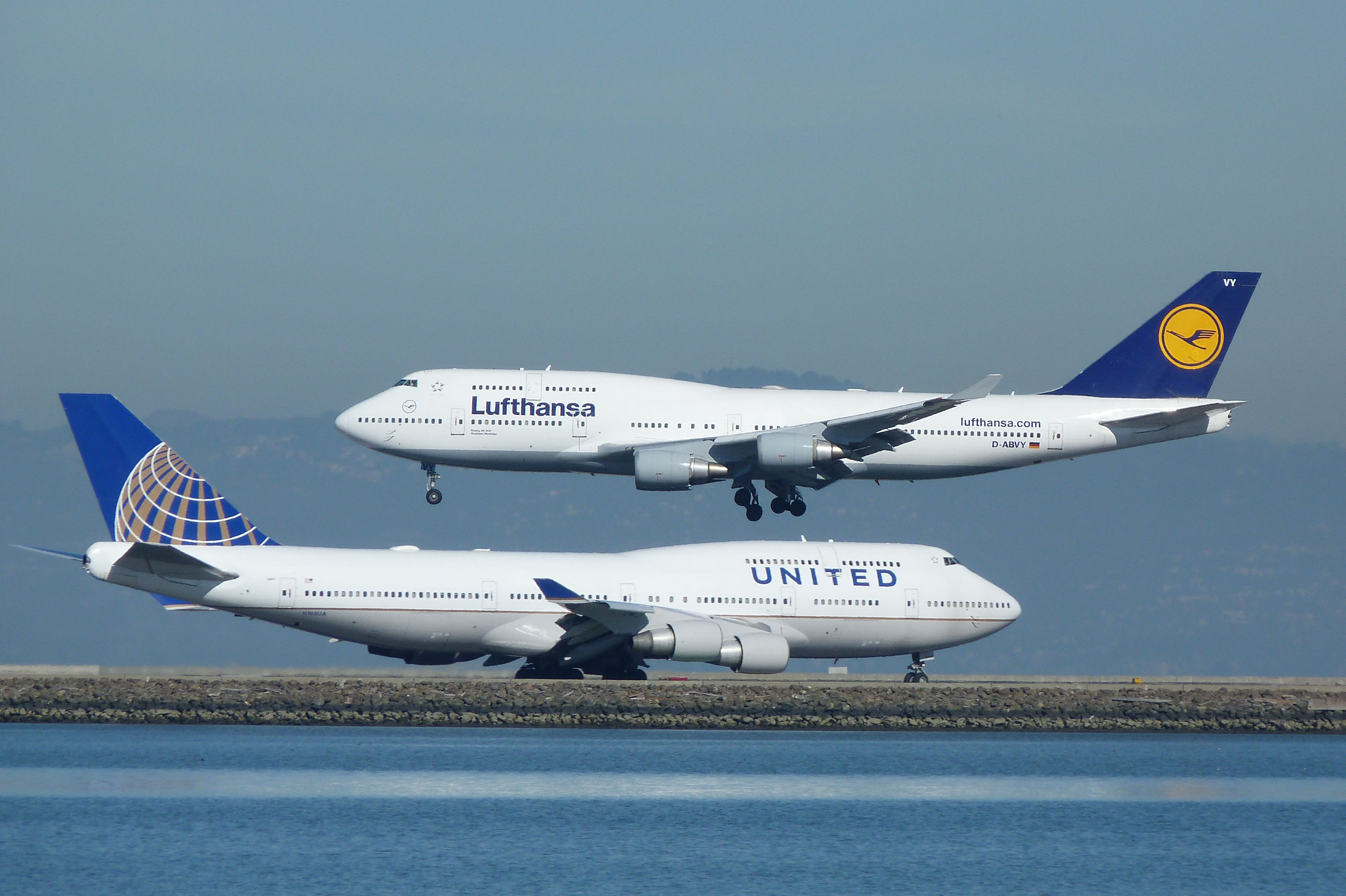 two-passenger-planes-simultaneously-land-on-runway-just-meters-apart