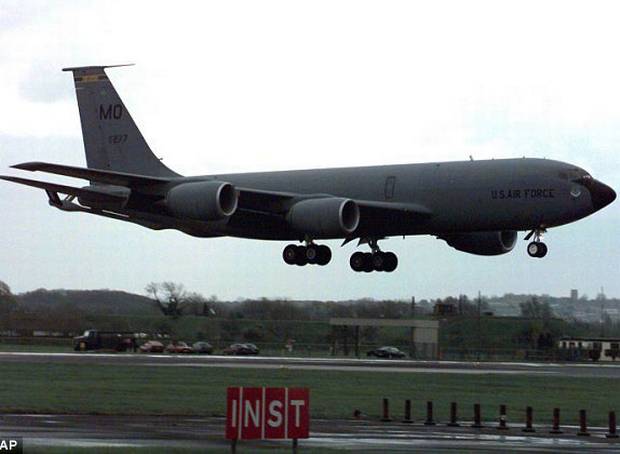 us-air-force-refueling-jet-disappears-off-radar-and-then-lands-safely-in-britain