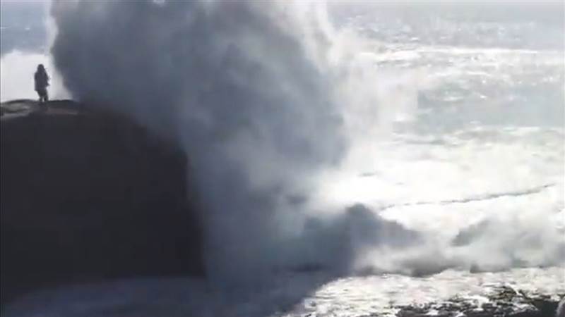 woman-on-cliff-sweeps-off-in-ireland-by-giant-waves