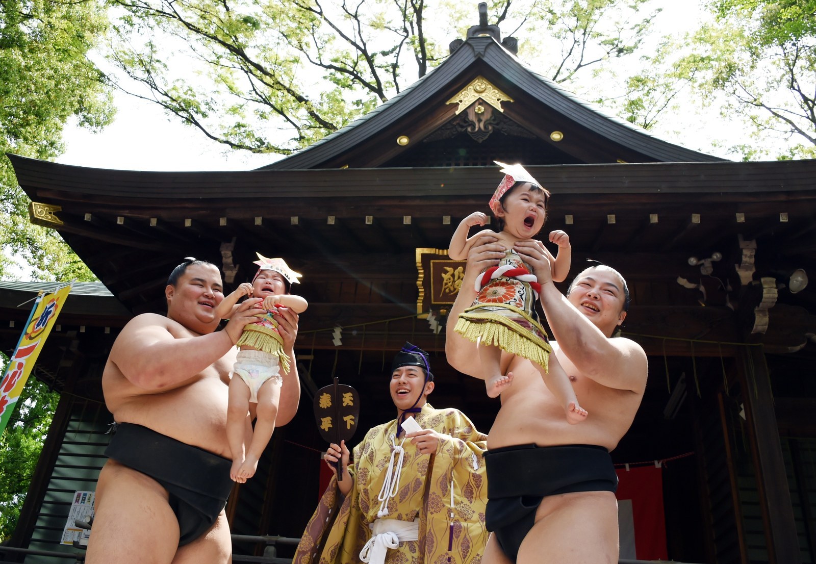 sumo-wrestlers-in-japan-hold-babies-in-a-centuries-old-crying-contest