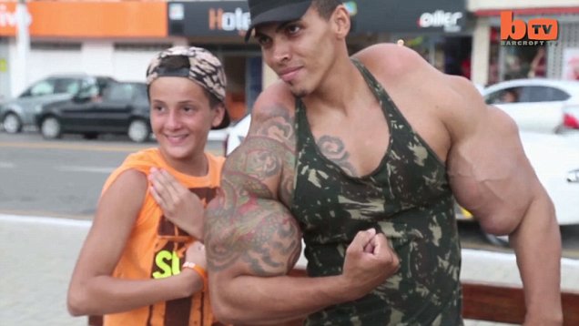 Bodybuilder risks his life by injecting oil a