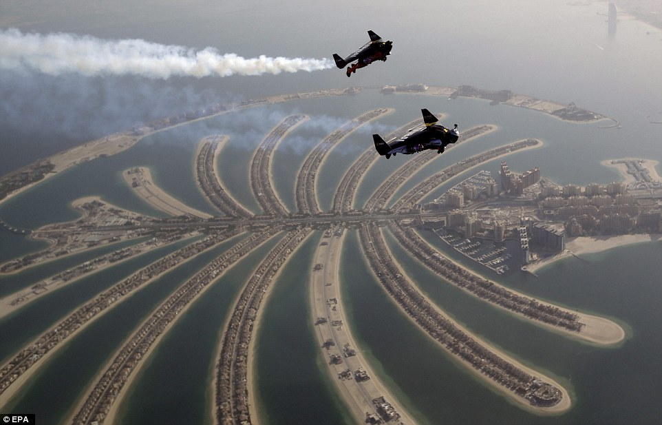 two-daredevils-jet-packs-soar-dubai-skyscrapers