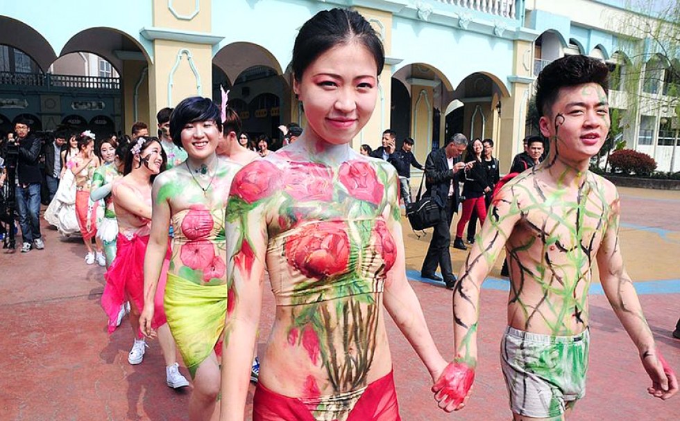 chinese-naked-wedding-celebrations-focus-on-love