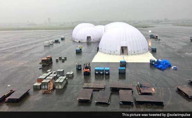 solar-impulse-gets-inside-mobile-hangar-in-japan