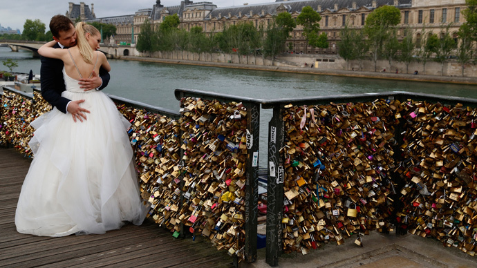 nearly-1-million-love-locks-are-removed-from-famous-paris-bridge