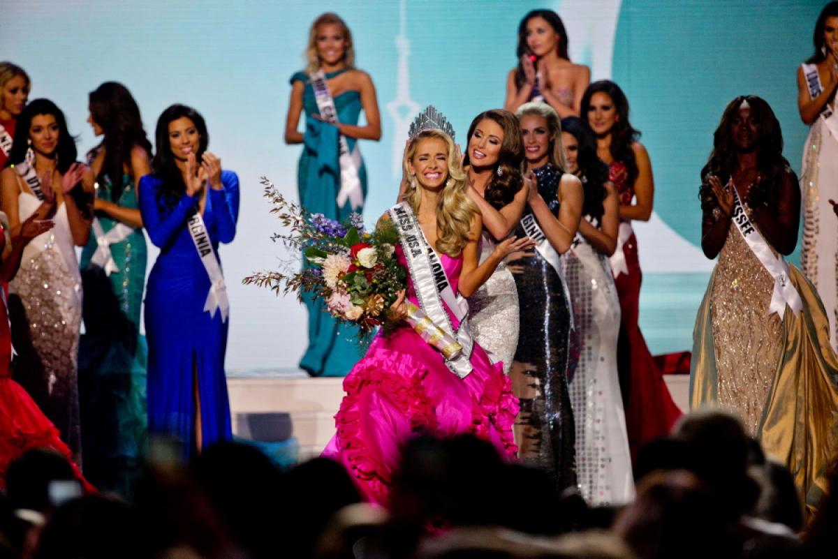 miss-oklahoma-is-crowned-as-miss-usa-2015