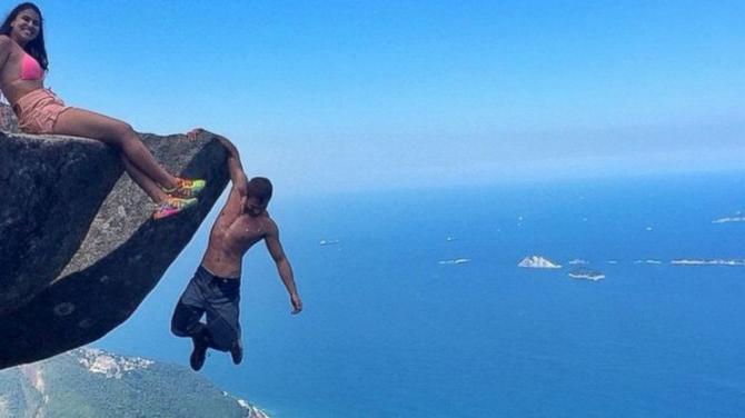 daredevil-couple-hang-off-from-a-cliff-edge-at-3000-ft-height