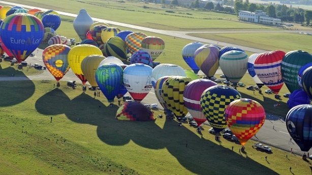 hot-air-balloons-are-entered-into-record-books