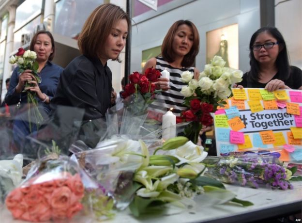 bangkok-residents-post-messages-at-bomb-hit-shrine