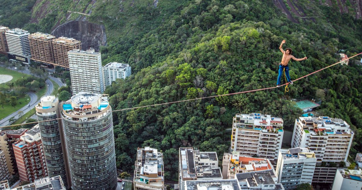 daredevils-walk-over-the-high-line-in-rio-de-janeiro