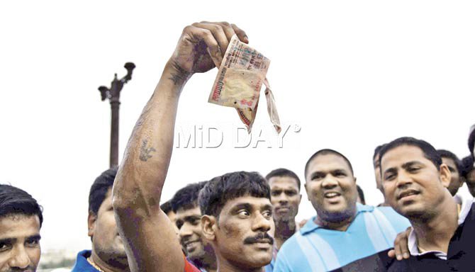 rs-1000-notes-found-floating-in-sea-at-gateway-of-india